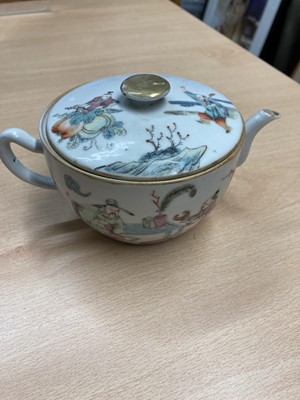 Lot 156 - A collection of Chinese famille rose