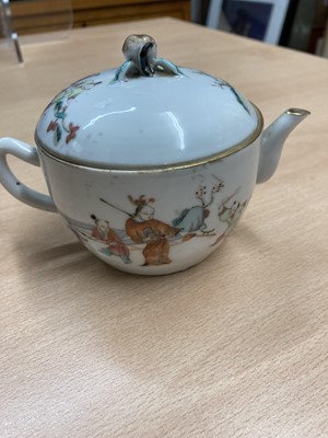Lot 156 - A collection of Chinese famille rose