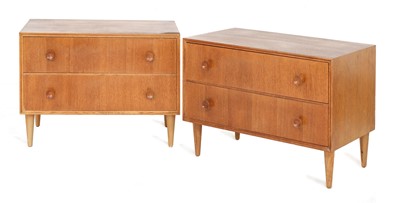 Lot 318 - A pair of oak bedside chests