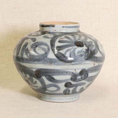 Lot 5 - A Chinese blue and white jar