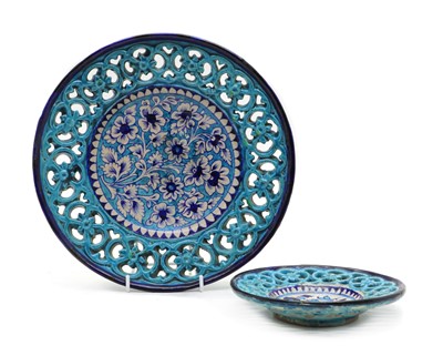 Lot 236 - An Iznik pottery charger