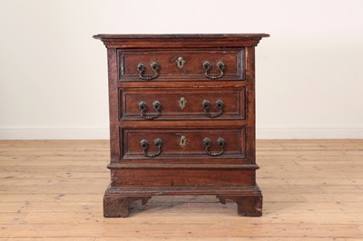 Lot 622 - A small walnut chest of drawers