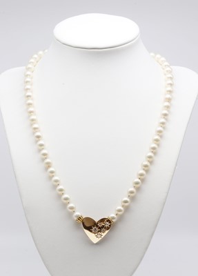 Lot 247 - A single row uniform cultured pearl necklace