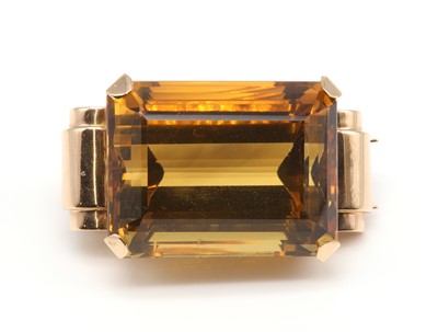 Lot 194 - An odeonesque rose gold single stone citrine clip brooch, c.1940
