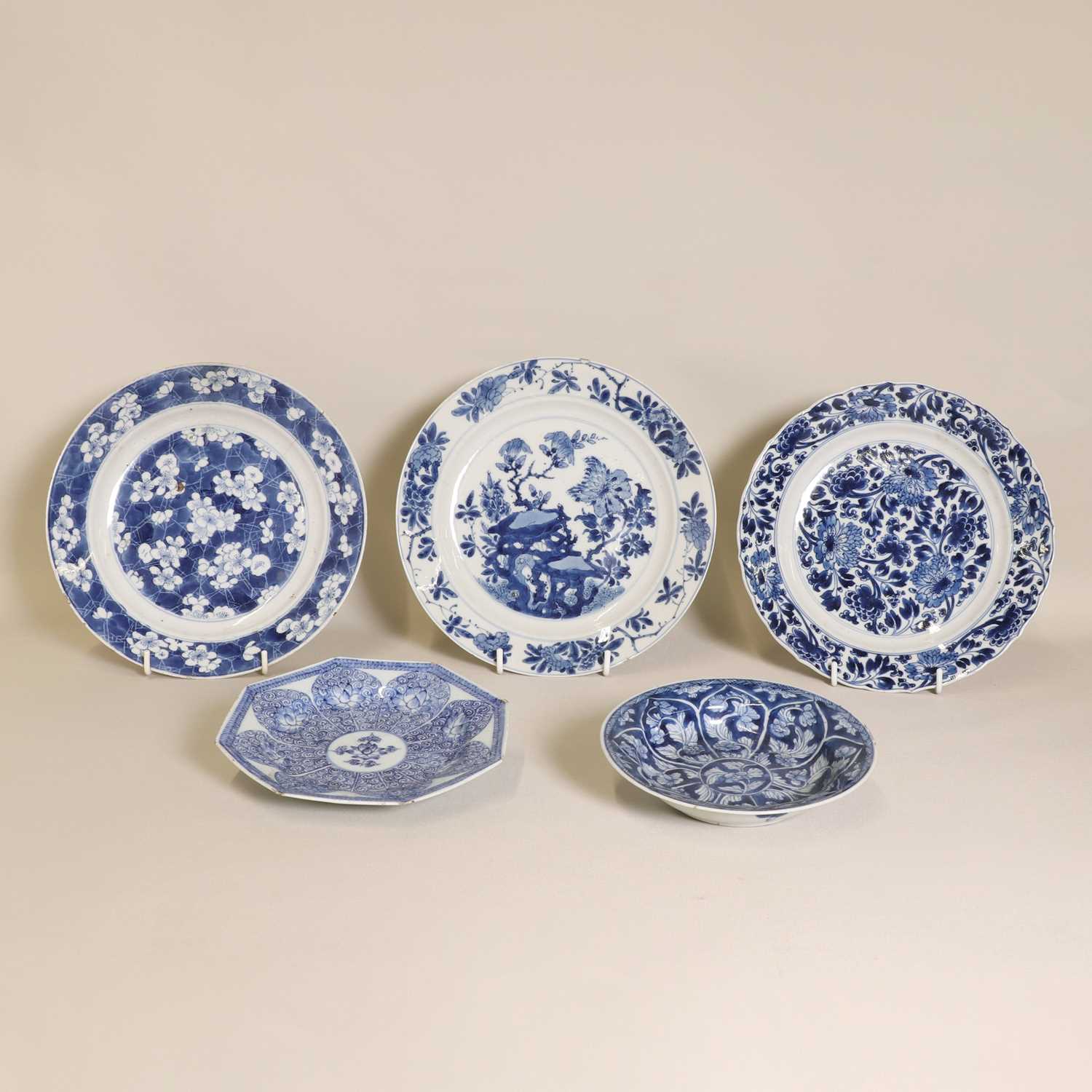 Lot 19 - A collection of five Chinese blue and white dishes