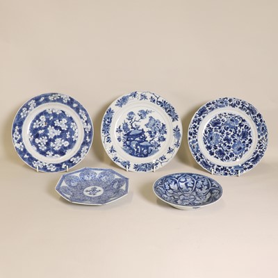 Lot 19 - A collection of five Chinese blue and white dishes