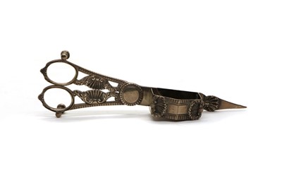 Lot 35 - A pair of George III silver wick trimmers