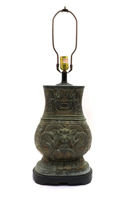 Lot 207 - A 'Hollywood Regency' cast metal table lamp