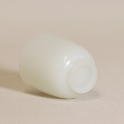 Lot 73 - A Chinese jade cup