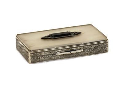 Lot 8 - A French Art Deco silver compact