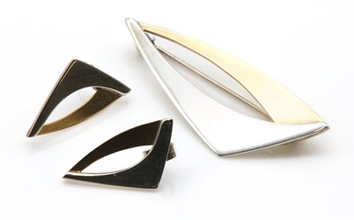 Lot 238 - A sterling silver and gold brooch and earring suite, by David Fowkes