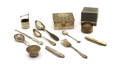 Lot 8 - A collection of silver items