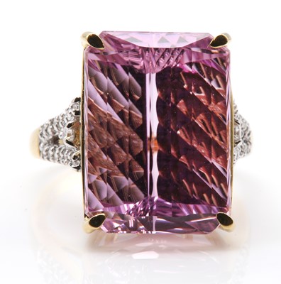 Lot 331 - An 18ct gold single stone kunzite ring