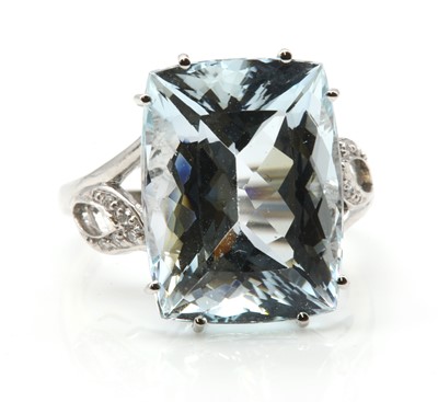 Lot 303 - An 18ct white gold single stone aquamarine ring