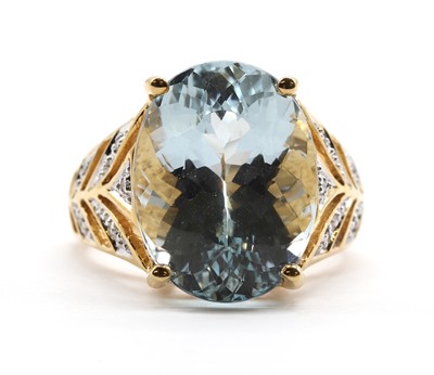Lot 279 - An 18ct gold aquamarine and diamond ring