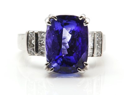 Lot 439 - A 14ct white gold tanzanite and diamond ring