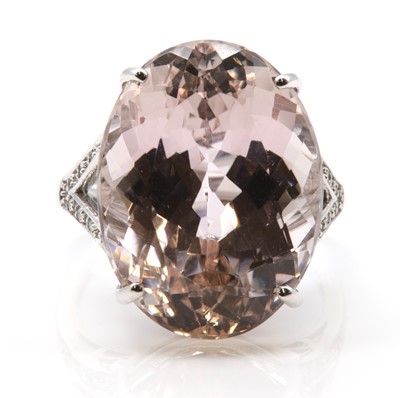 Lot 314 - A 9ct white gold single stone kunzite ring