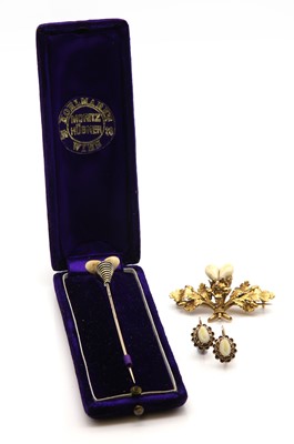 Lot 127 - An Austro-Hungarian gold elk tooth brooch, c.1880