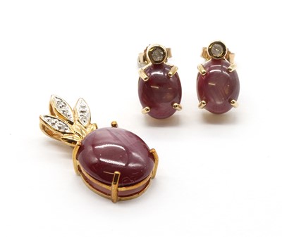 Lot 92 - A 9ct gold star ruby and diamond pendant