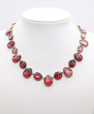 Lot 1 - A Queen Anne style gilt metal foil backed graduated paste necklace, c.1760