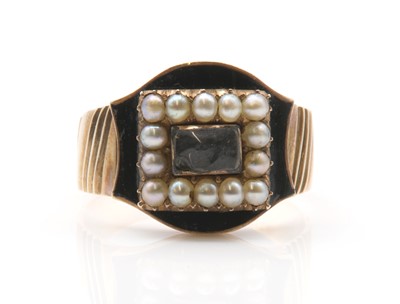 Lot 15 - A Georgian gold memorial ring