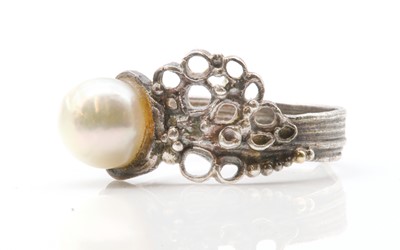 Lot 234 - A sterling silver single stone cultured pearl ring, by Gerda Flockinger