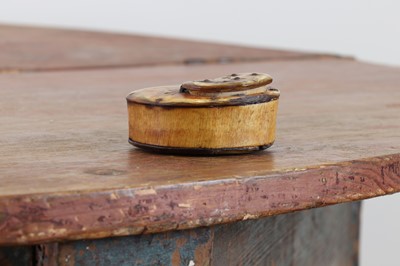 Lot 243 - A horn snuff box