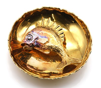 Lot 228 - A cased 18ct gold fish pendant, by Arthur Fleischmann, c.1975
