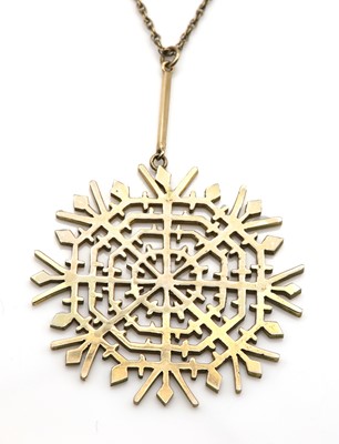 Lot 232 - A 9ct gold snowflake pendant, by Deakin and Francis, c.1970