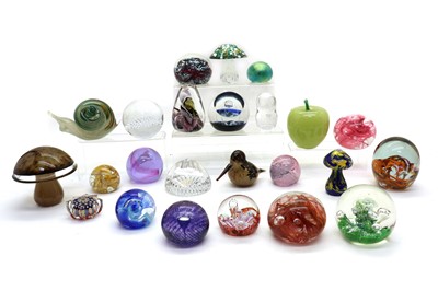 Lot 206 - A collection of paperweights