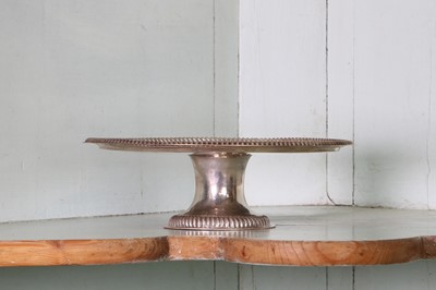 Lot 332 - A Queen Anne tazza or footed waiter