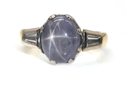 Lot 434 - An 18ct yellow and white gold single stone star sapphire ring