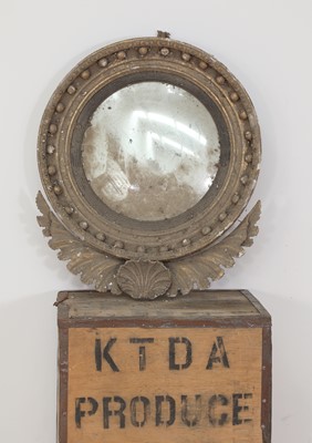 Lot 423 - A Regency giltwood convex mirror