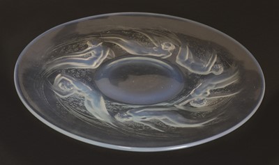 Lot 117 - A René Lalique 'Ondines' opalescent glass plate