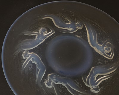 Lot 117 - A René Lalique 'Ondines' opalescent glass plate