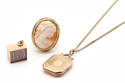 Lot 400 - A small collection of jewellery