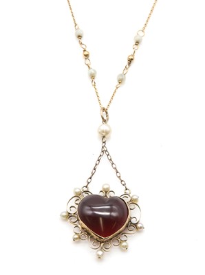 Lot 118 - An Edwardian cabochon garnet and pearl pendant