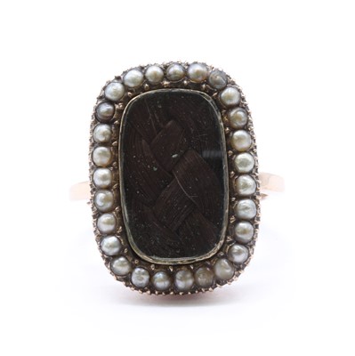 Lot 3 - A gold memorial ring