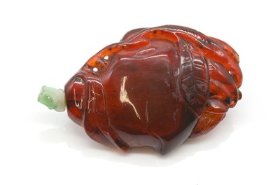 Lot 129 - A Chinese amber and nephrite jade snuff bottle, Qing Dynasty (1644-1911)