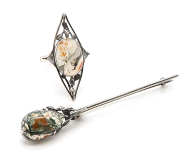 Lot 143 - An Arts & Crafts moss agate ring