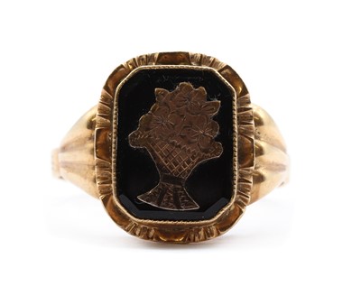 Lot 474 - A gold onyx signet ring