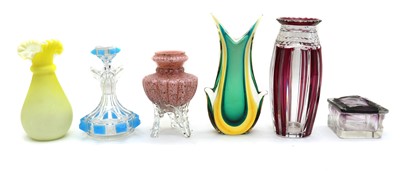 Lot 205 - A collection of glass
