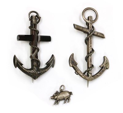 Lot 30 - A collection of jewellery