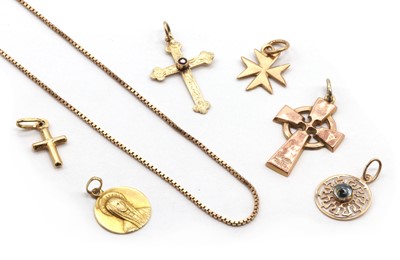 Lot 424 - A small collection of gold jewelery