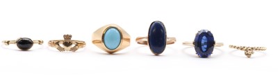 Lot 390 - Six gold rings