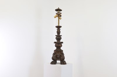 Lot 307 - A rococo-style carved wooden table lamp