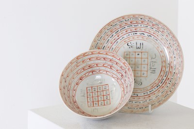 Lot 419 - A Chinese export bowl and saucer