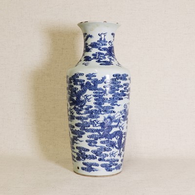Lot 32 - A Chinese blue and white vase