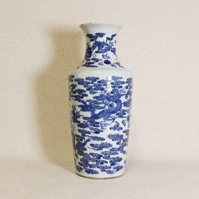 Lot 32 - A Chinese blue and white vase