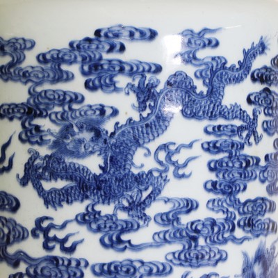 Lot 32 - A Chinese blue and white vase